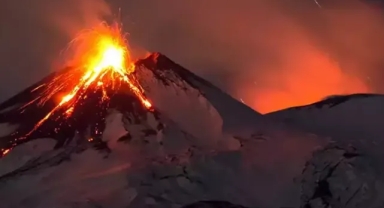 İtalya'da Etna Yanardağı kül ve lav püskürttü