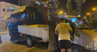 Kamyonet ile tır çarpıştı