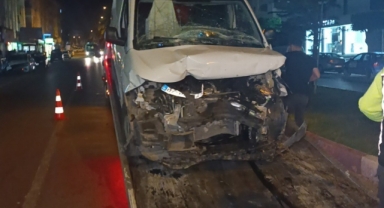 Kırmızı ışıkta bekleyen araçlara çarptı: 2 yaralı