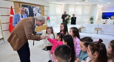 Kocagöz, çocuklarla bayramlaştı