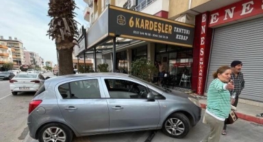 Kontrolden çıkan araç kafeye daldı