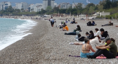 Konyaaltı Sahili'ne akın