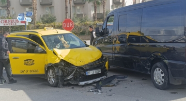 Minibüs ile ticari taksi kavşakta çarpıştı: 2'si turist 3 yaralı