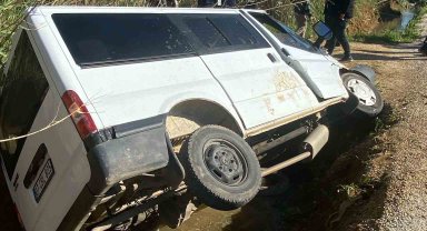 Minibüs şarampole devrildi: 2 yaralı