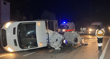 Motor yüklü kamyonet devrildi