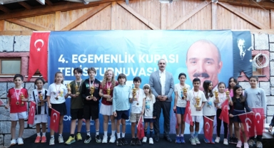 Şampiyon çocukların ödülleri Başkan Kotan'dan