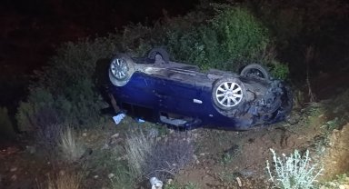 Otomobil şarampole devrildi