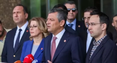 Özgür Özel'den Sırrı Süreyya Önder'in tedavi gördüğü hastaneye ziyaret