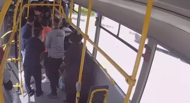 Rahatsızlanan yolcuyu hastaneye yetiştirdi