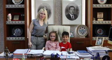 Rektörlük koltuğu çocukların