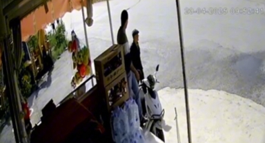 Şapkayı gördü, dengesini kaybetti