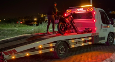 Seyir halindeki motosikletten düştü