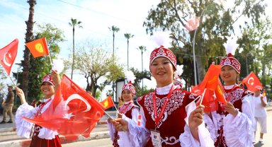Sokaklar çocuklarla renklendi