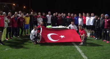 Sporculardan bayraklı ve pastalı sürpriz