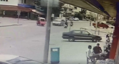 Sürücüler kaza sonrası olay yerinden uzaklaştı
