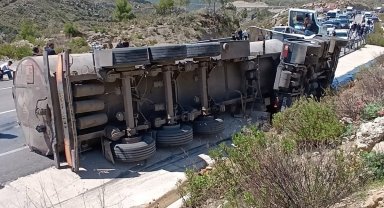 Tankerdeki zift yola döküldü