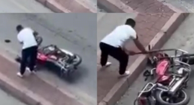 Trafikte tartıştı... Motosiklete zarar verdi