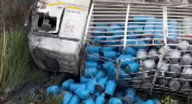 Tüp yüklü tır otomobili sürükleyip devrildi