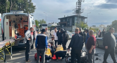 Tur aracı ile motosiklet çarpıştı