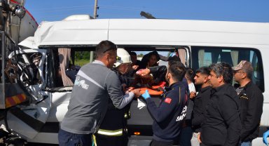 Tur minibüsü, sulama tankerine çarptı