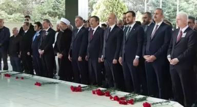 Turgut Özal mezarı başında anıldı