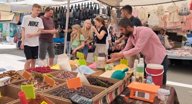 Turistlerden semt pazarlarına yoğun ilgi