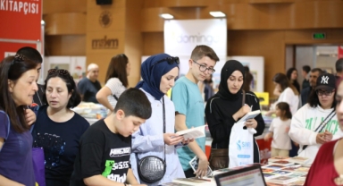 Yazarlar okurlarıyla buluştu