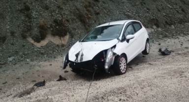 Yol kenarındaki tabelaya çarptı: 2 yaralı