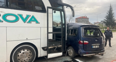Yolcu otobüsüyle hafif ticari araç çarpıştı: 1 ölü, 2 yaralı