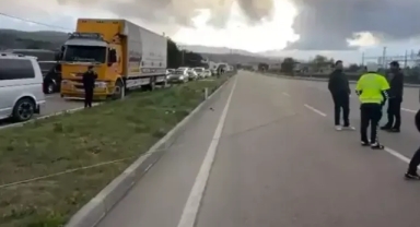 Yüksek gerilim hattı koptu; karayolu ulaşıma kapandı