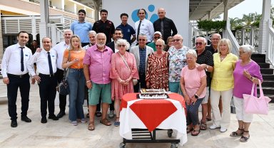 30 yıldır tatile gelen Alman çifte plaket