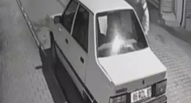 4 otomobili yaktı!