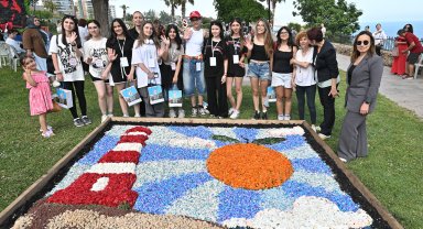 Antalya çiçeklerle açık hava galerisine döndü