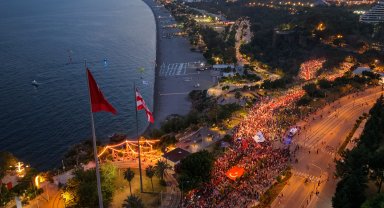 Antalya'da 19 Mayıs 'fener alayı'nda binlerce kişilik coşku