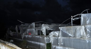 Antalya'da hortum; seralar zarar gördü, evlerin çatısı uçtu