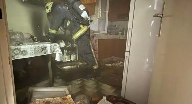 Bulaşık makinesinden çıkan yangın apartmandakileri sokağa döktü