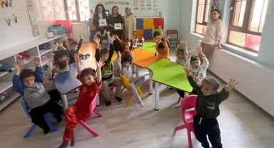 Büyükşehir çocukları ipekböceği ile tanıştırıyor