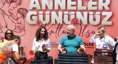 Büyükşehir'den annelere 25 bin çiçek