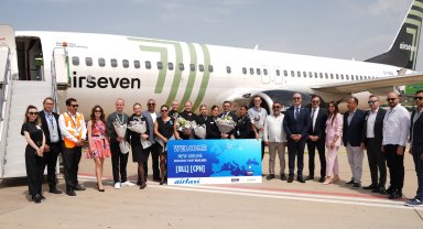 Danimarkalı turistlere çiçekli karşılama