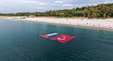 Denizde Türk ve Filistin bayraklarıyla destek mesajı