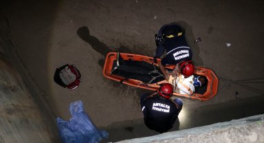 Dereye düştü, itfaiye sedyeyle kurtardı