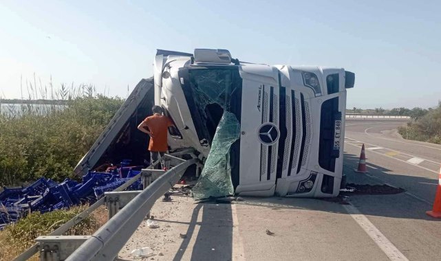 Domates yüklü tır yan yattı