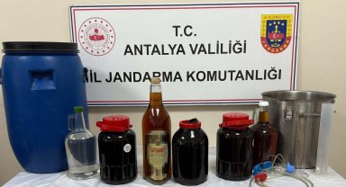 Evinde sahte içkiyle yakalandı