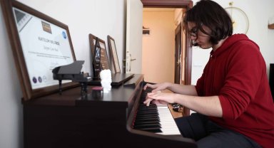 Genç piyanist dünyanın en önemli müzik okullarından birini kazandı