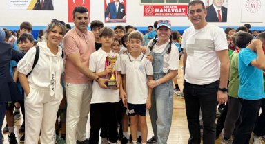 Genç sporcuların madalya sevinci