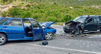 İki araç çarpıştı: 1 ölü, 2 yaralı