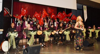 Kadın karavancılardan türkü şöleni