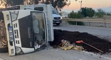 Kamyonet devrildi: 3 kişi yaralandı
