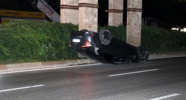 Kontrolden çıkan otomobil refüje çarpıp takla attı