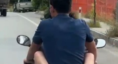 Kucağında yolcu taşıdı!